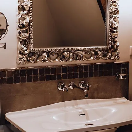 Chateau Ecrin De Lumiere Bed and Breakfast Campsegret